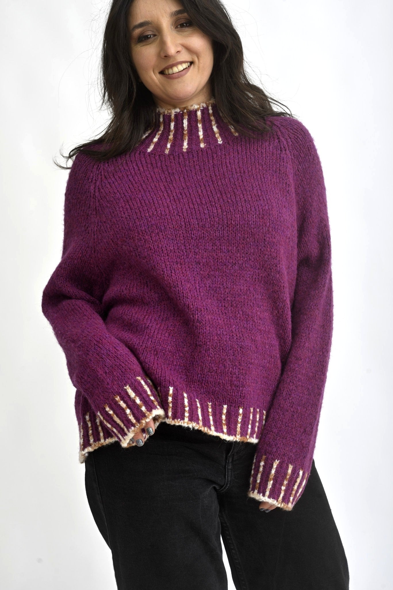 Pulover tricotat mov cu guler înalt și accente decorative contrastante, aspect cozy și modern.