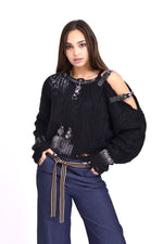 Pulover tricotat negru, efect ripped cu curele laterale, vedere din față.