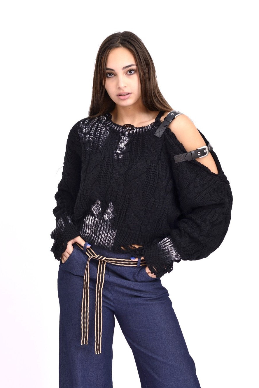 Pulover tricotat negru, efect ripped cu curele laterale, vedere din față.
