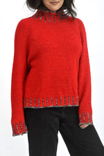 Pulover tricotat roșu cu guler înalt și detalii contrast la margini, croială lejeră cu umeri căzuți.
