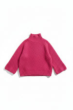 Pulover roz tricotat cu guler înalt și mâneci largi, prezentat flat lay pe fundal alb.