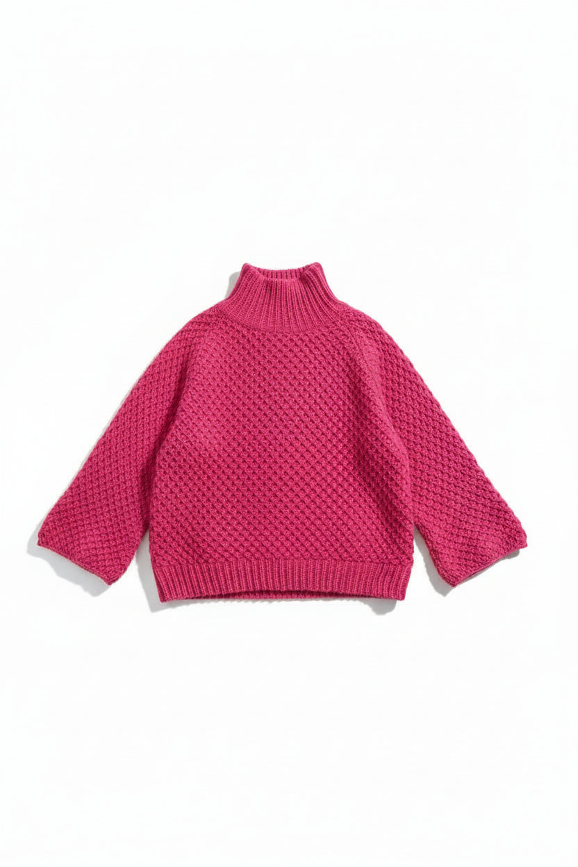 Pulover roz tricotat cu guler înalt și mâneci largi, prezentat flat lay pe fundal alb.