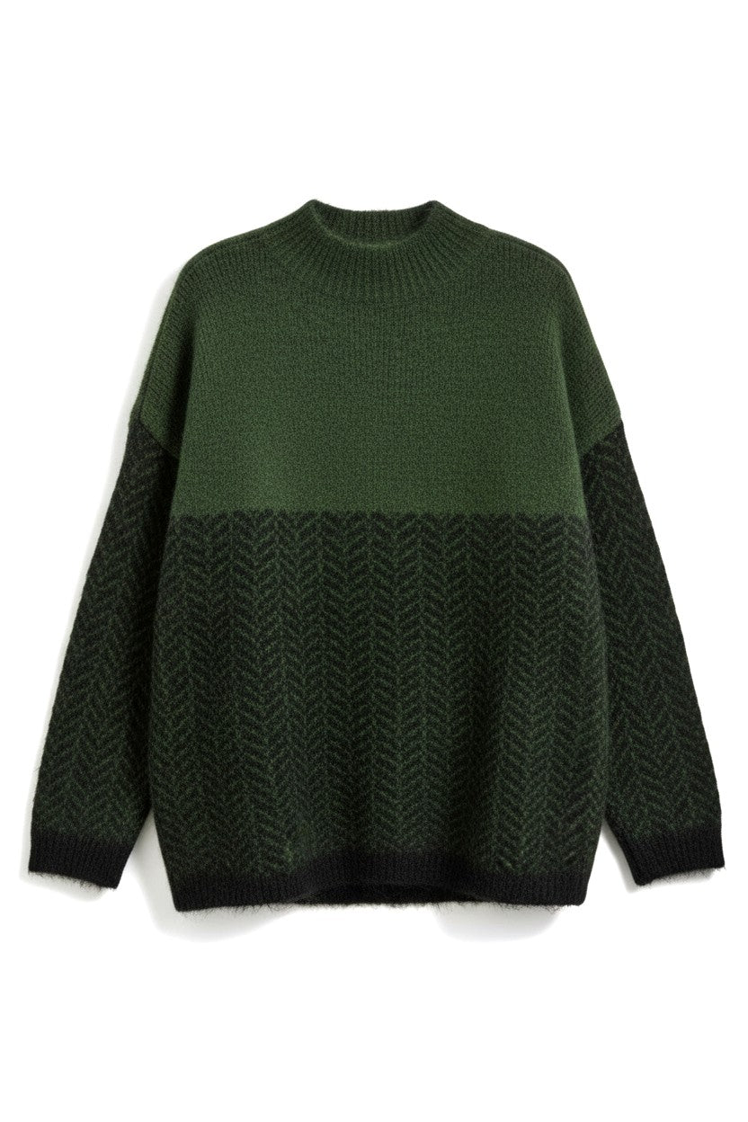 Pulover verde din tricot, prezentat pe fundal alb, cu mâneci lungi și linie dreaptă.