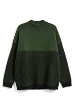 Pulover verde din tricot, prezentat pe fundal alb, cu mâneci lungi și linie dreaptă.