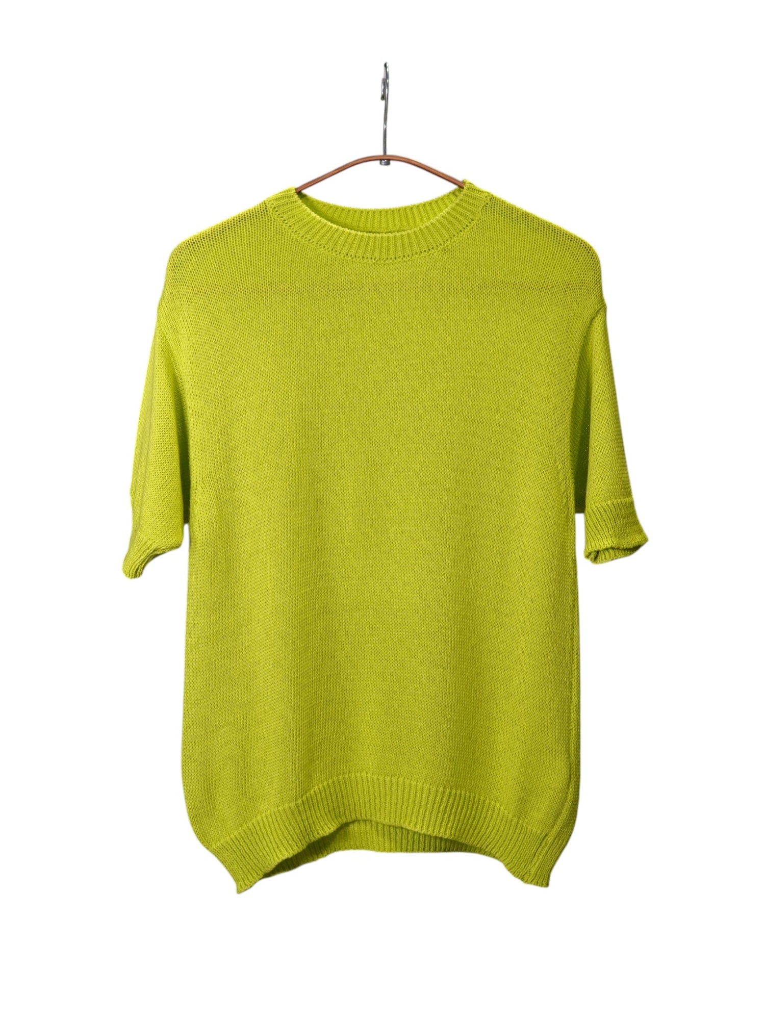 Pulover tricotat cu mânecă scurtă, de culoare verde lime, cu guler rotund și margini elastice, ideal pentru zile răcoroase de vară.