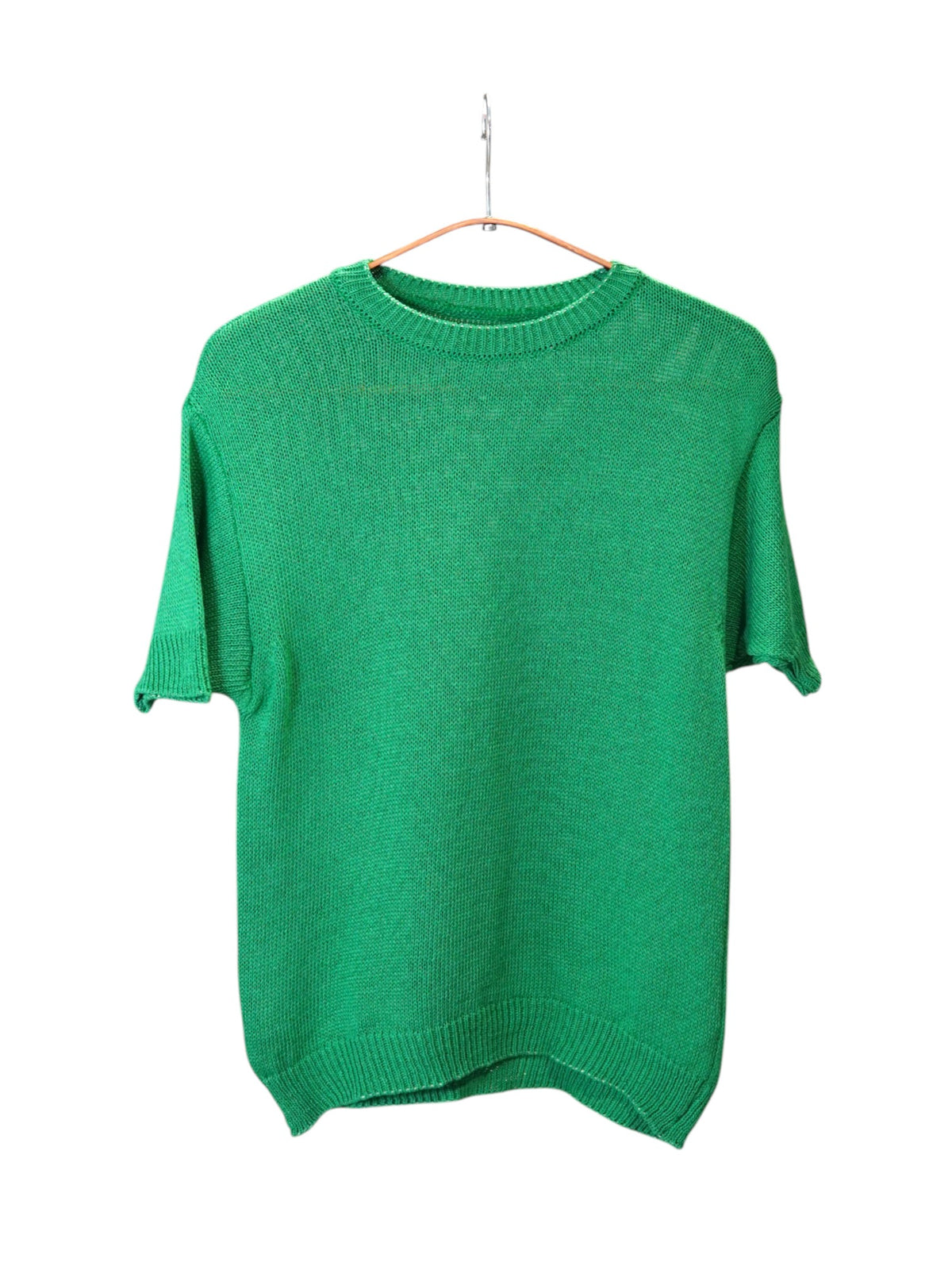 Pulover tricotat verde smarald cu mâneci scurte și textură fină, ușor de asortat în ținute smart-casual.