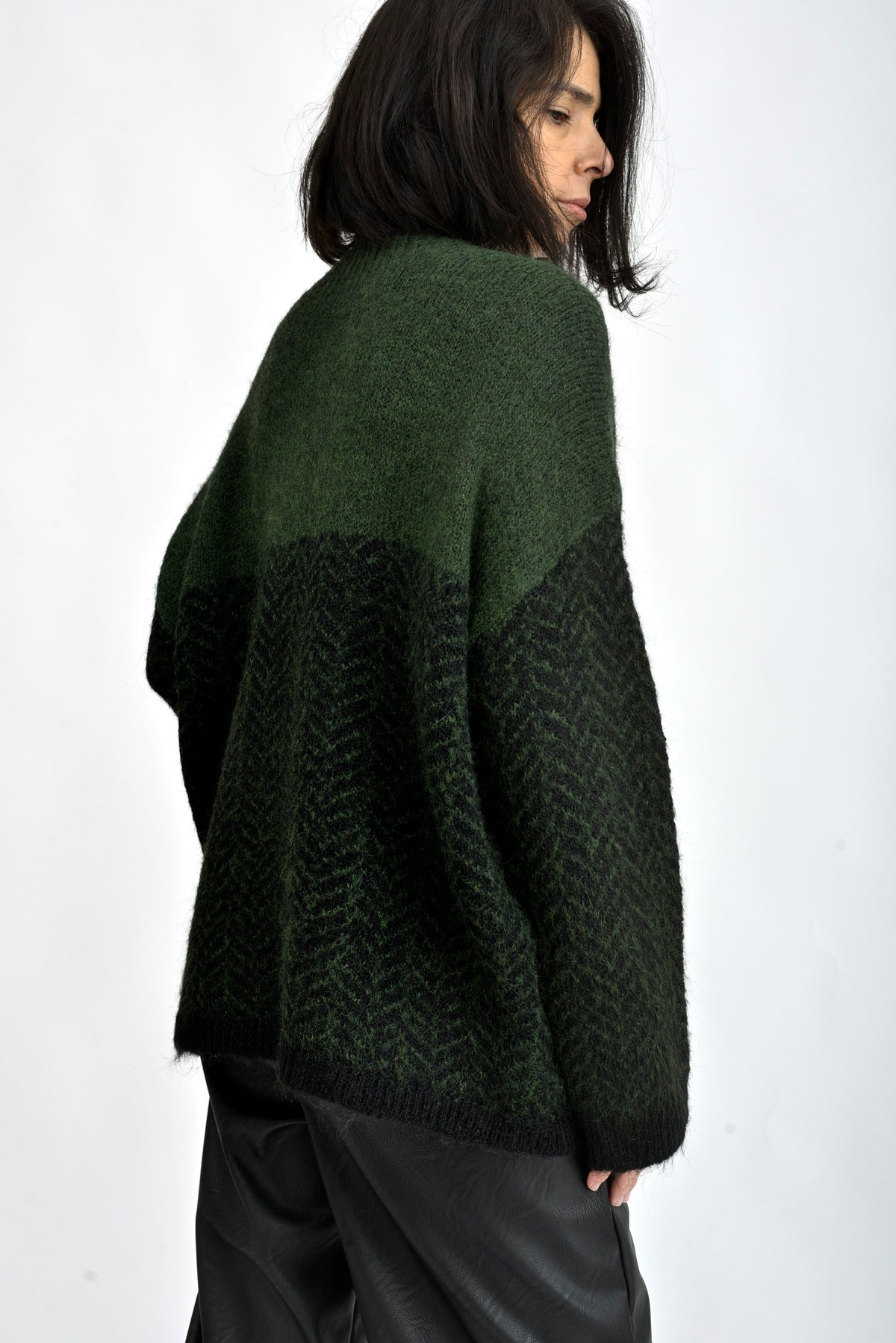 Pulover tricotat verde închis, cu croială dreaptă și umeri căzuți, vedere din față pe fundal alb.