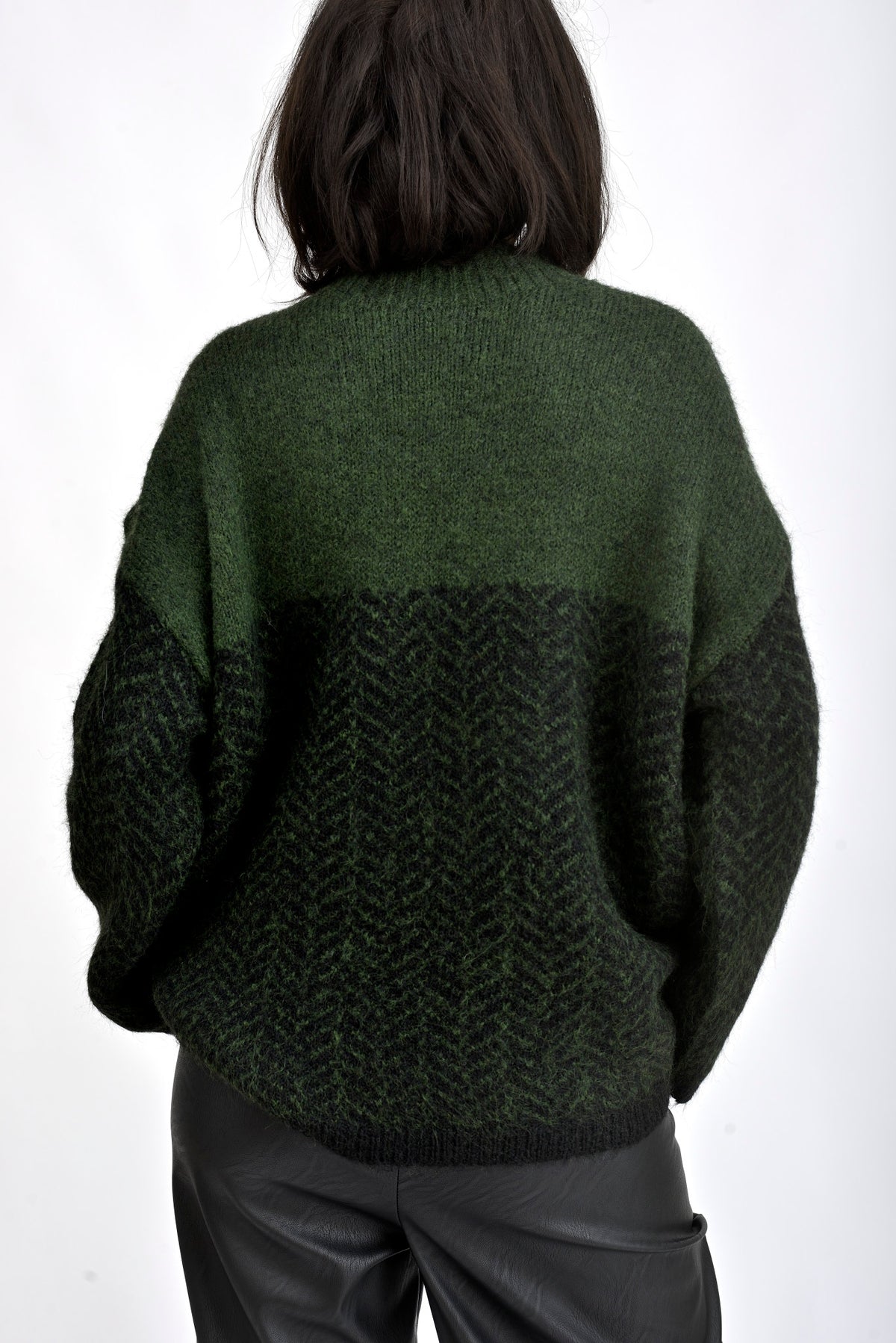 Pulover verde tricotat cu croială dreaptă și umeri căzuți, fotografie din spate.