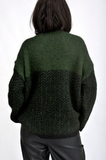 Pulover verde tricotat cu croială dreaptă și umeri căzuți, fotografie din spate.