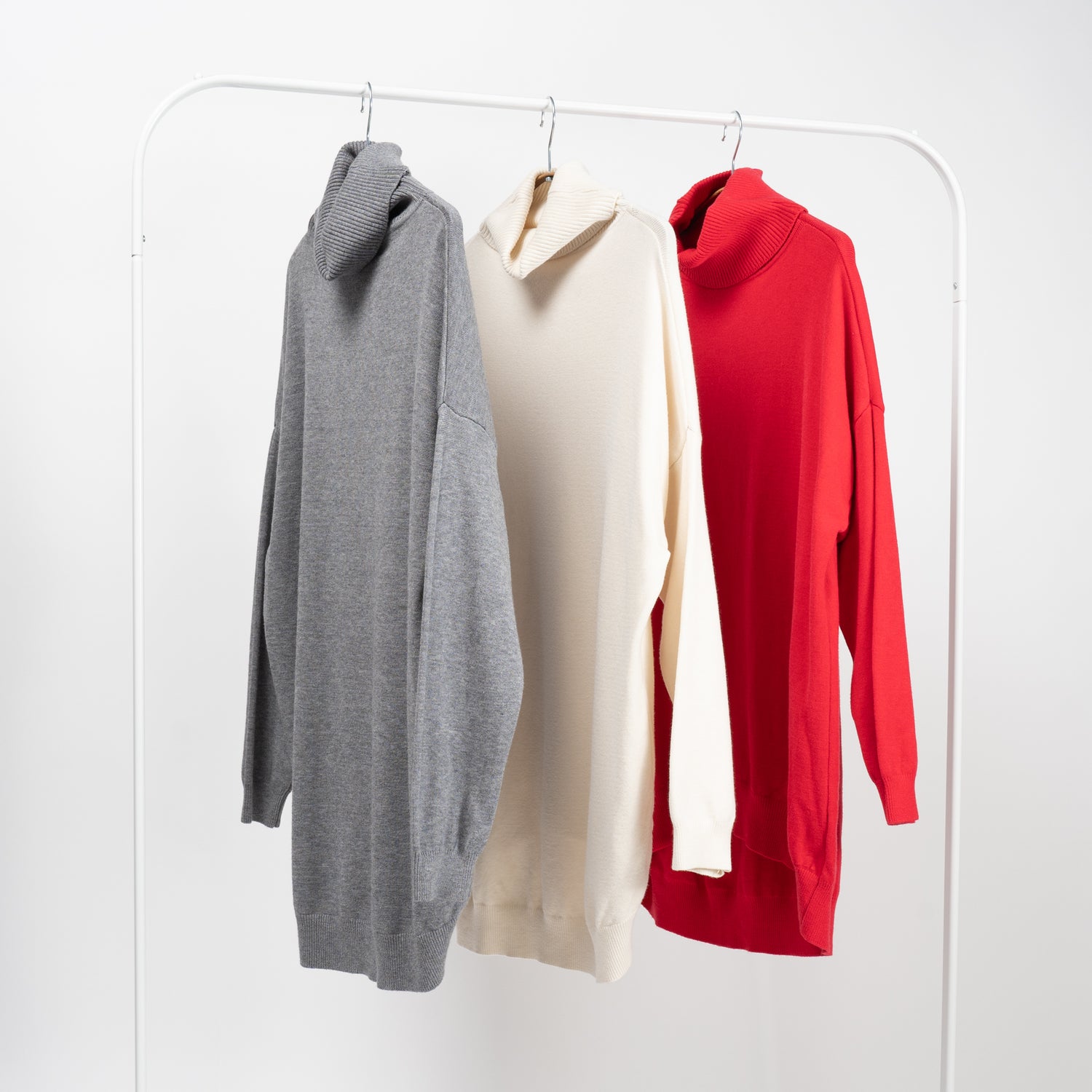 Set de pulovere lungi din tricot soft, cu guler înalt, disponibile în culori gri și roșu.