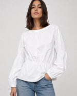 Bluză albă din bumbac cu mânecă raglan și inserții elastice, vedere frontală. All Above Boutique.