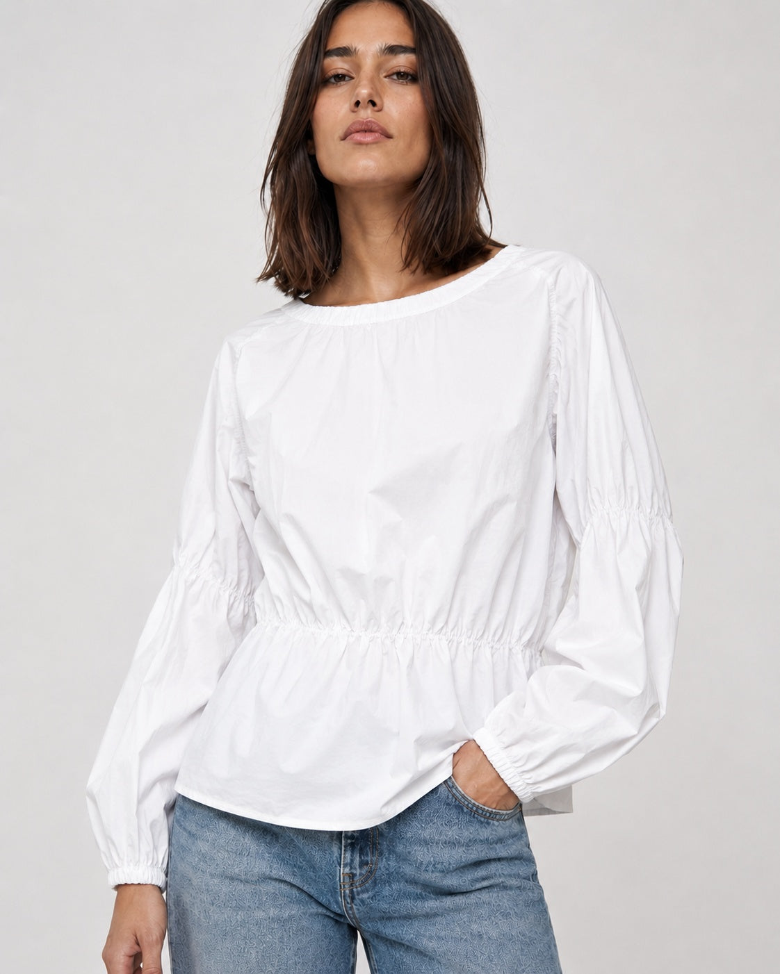 Bluză albă din bumbac cu mânecă raglan și inserții elastice, vedere frontală. All Above Boutique.