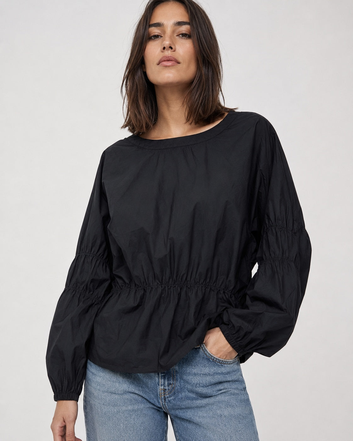 Bluză neagră din bumbac cu mânecă raglan și inserții elastice, vedere frontală. All Above Boutique.
