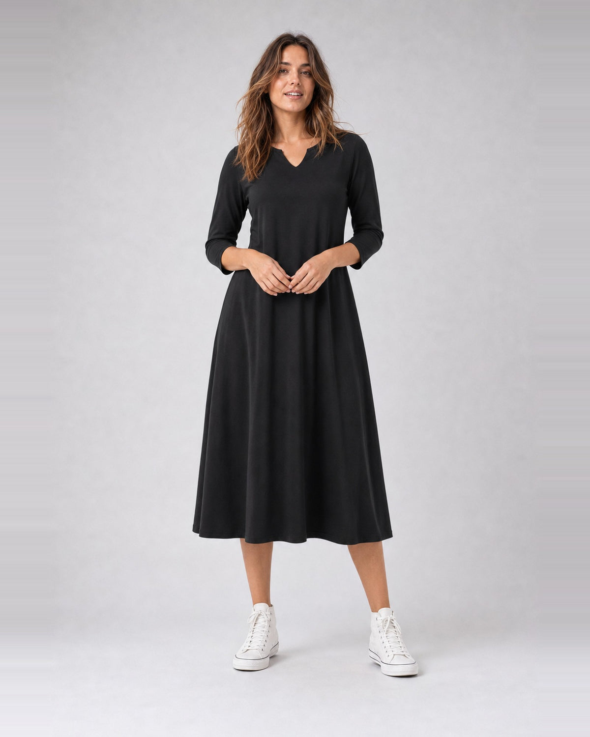 Rochie midi evazată cu decolteu despicat, în nuanța negru, purtată pe model, All Above Boutique