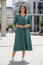 Rochie midi evazată cu decolteu despicat, în nuanța turcoaz închis, purtată pe model, All Above Boutique
