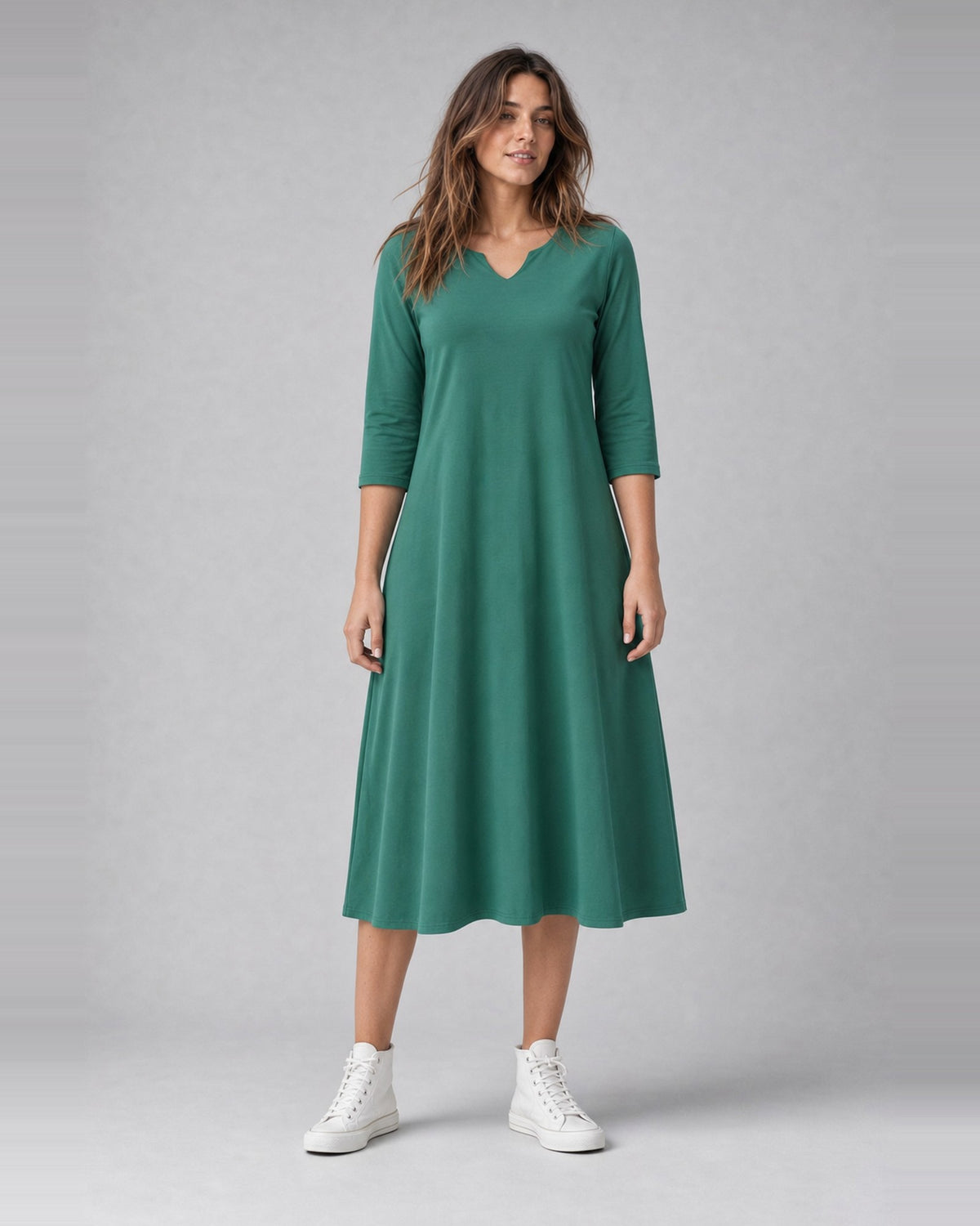 Rochie midi evazată cu decolteu despicat, în nuanța verde închis, purtată pe model, All Above Boutique