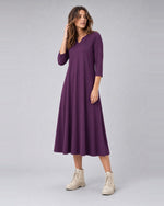 Rochie midi evazată cu decolteu despicat, în nuanța violet închis, purtată pe model, All Above Boutique