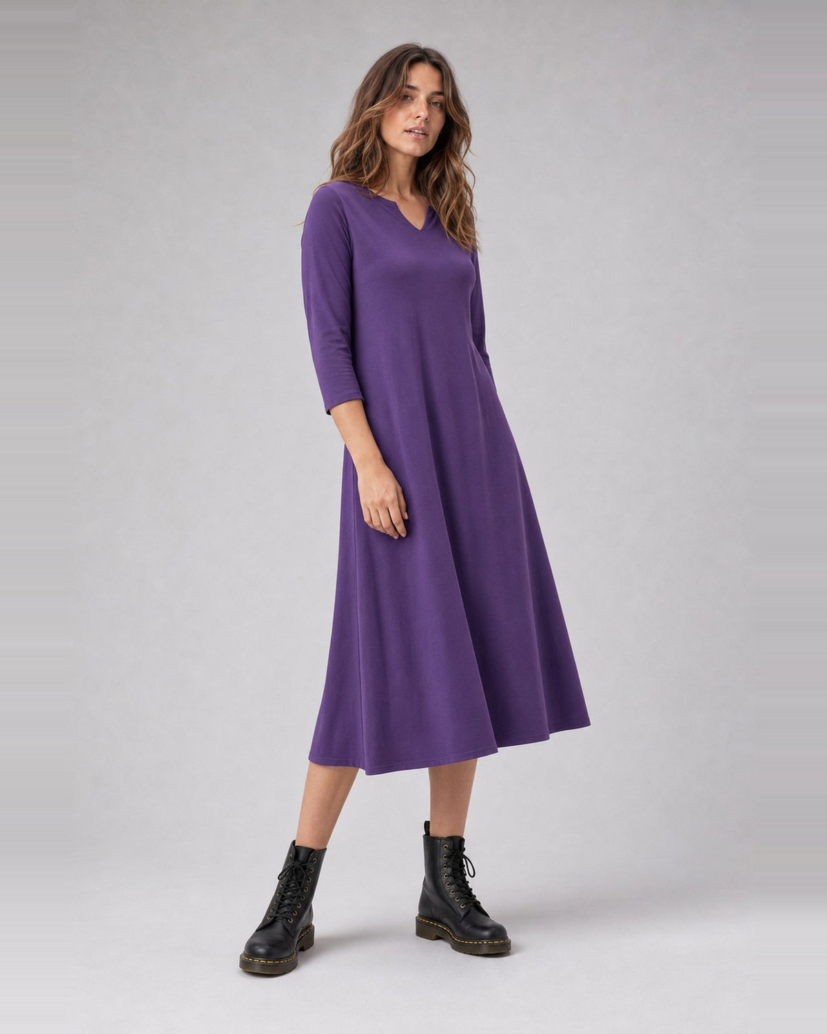 Rochie midi evazată cu decolteu despicat, în nuanța violet, purtată pe model, All Above Boutique