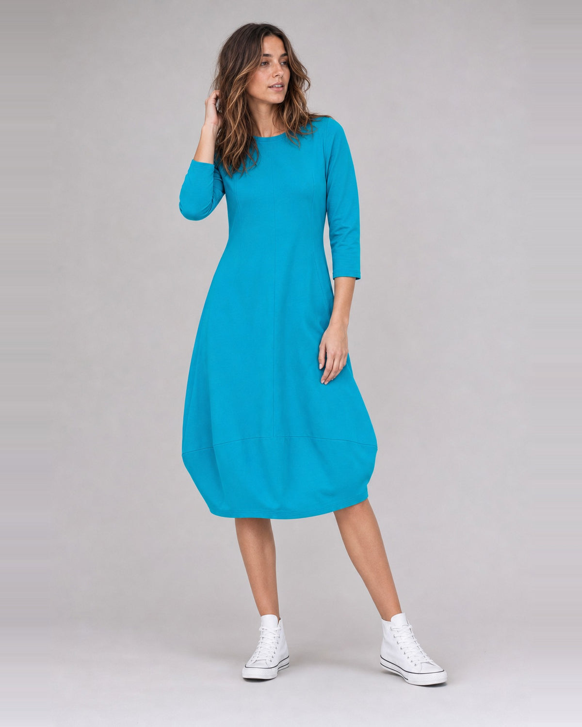 Rochie midi din jerse cu pense și tiv balon, în nuanța cyan, purtată pe model, All Above Boutique