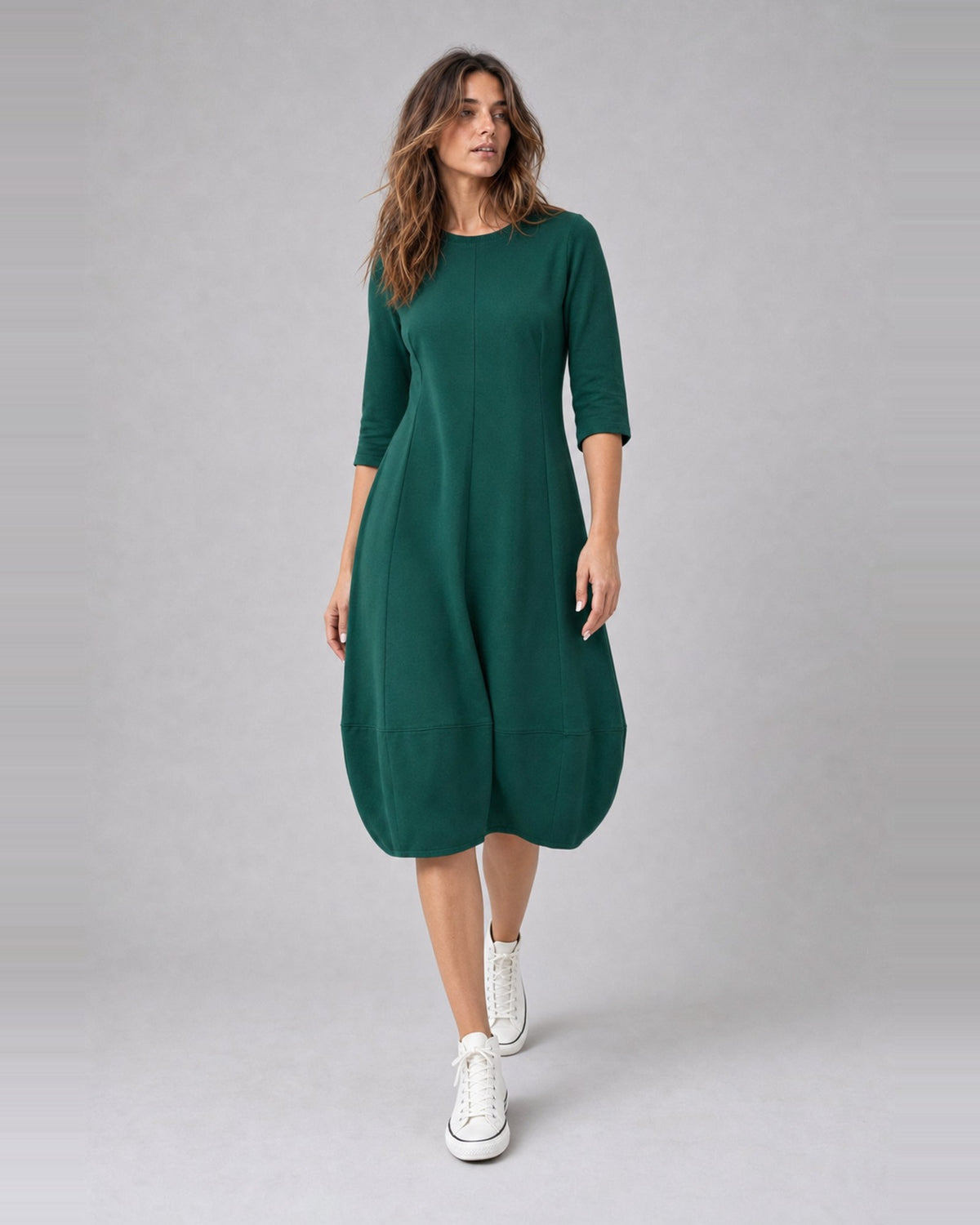 Rochie midi din jerse cu pense și tiv balon, în nuanța verde închis, purtată pe model, All Above Boutique