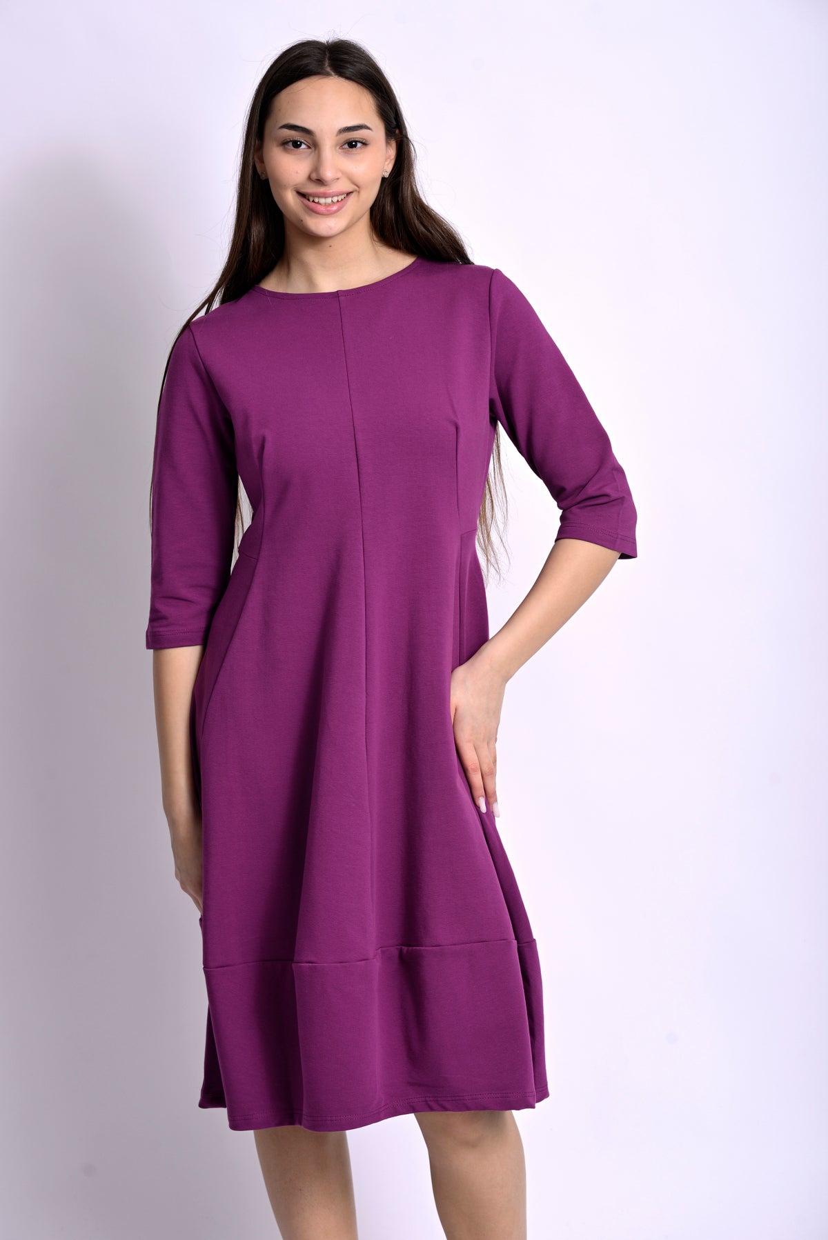 Rochie midi din jerse cu pense și tiv balon, în nuanța violet, purtată pe model, All Above Boutique