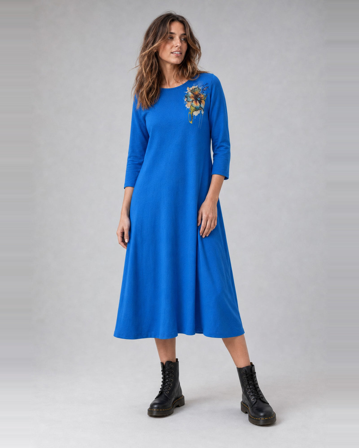 Rochie evazată din jerse cu floare imprimată pe umăr, în nuanța albastru indigo, purtată pe model, All Above Boutique