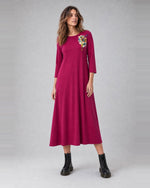 Rochie evazată din jerse cu floare imprimată pe umăr, în nuanța roz închis, purtată pe model, All Above Boutique