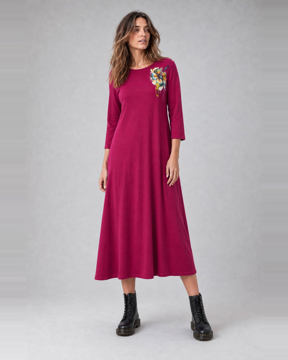 Rochie evazată din jerse cu floare imprimată pe umăr, în nuanța roz închis, purtată pe model, All Above Boutique