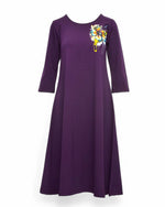 Rochie evazată din jerse cu floare imprimată pe umăr, în nuanța violet închis, vedere frontală, All Above Boutique