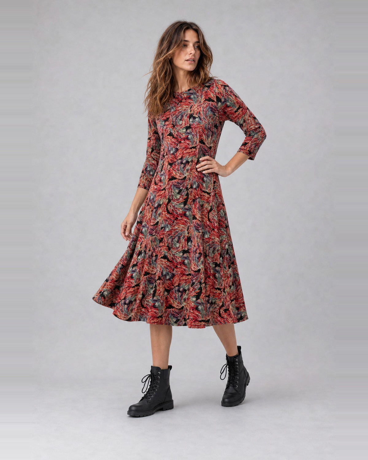 Rochie evazată din jerse cu imprimeu pictural, în nuanța roșu închis, purtată pe model, All Above Boutique