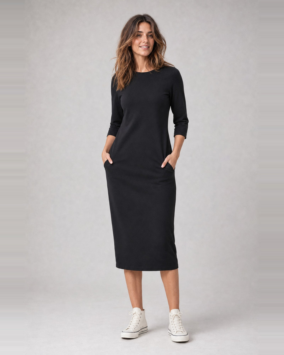 Rochie midi creion cu buzunare și mânecă trei sferturi, în nuanța neagră, purtată pe model, All Above Boutique