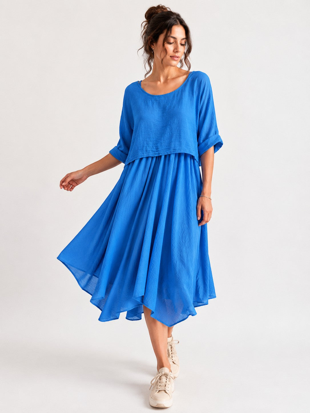 Rochie midi din bumbac, cu crop top texturat și fustă asimetrică, purtată pe model — All Above Boutique.