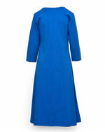 Rochie A-shape albastru vibrant cu imprimeu floare, mâneci trei sferturi și decolteu rotund.