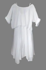 Rochie midi albă cu croială asimetrică și crop top texturat, din bumbac ușor.