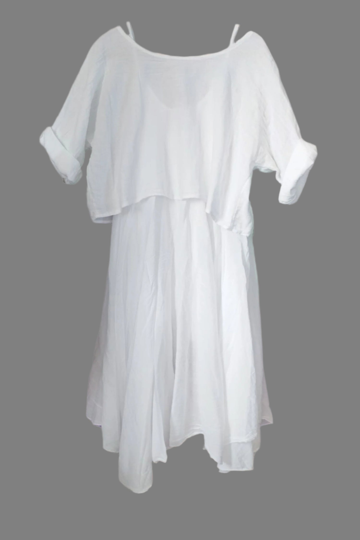 Rochie midi albă cu croială asimetrică și crop top texturat, din bumbac ușor.