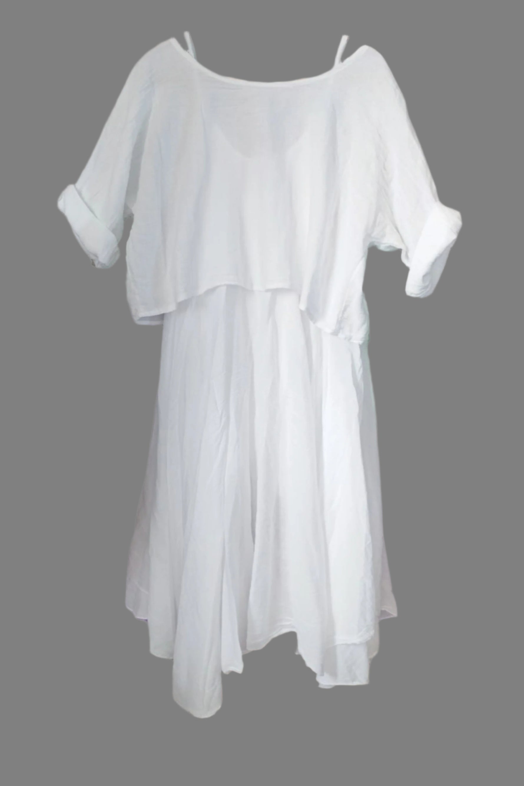 Rochie midi albă cu croială asimetrică și crop top texturat, din bumbac ușor.