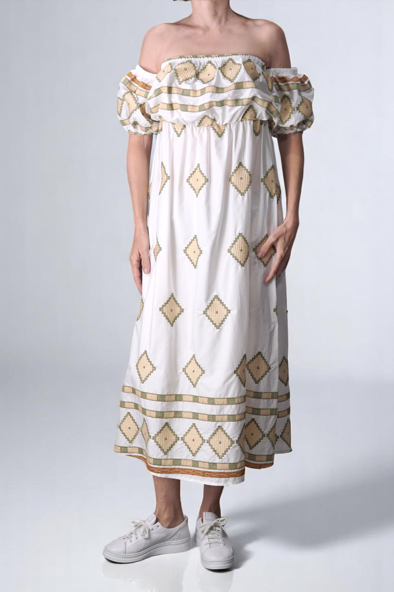 Rochie albă lungă cu imprimeu tribal bej și verde, vedere frontală