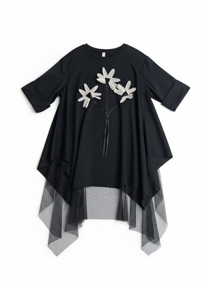 Rochie neagră cu mâneci trei sferturi și detaliu floral aplicat, evidențiind tivul asimetric din tulle