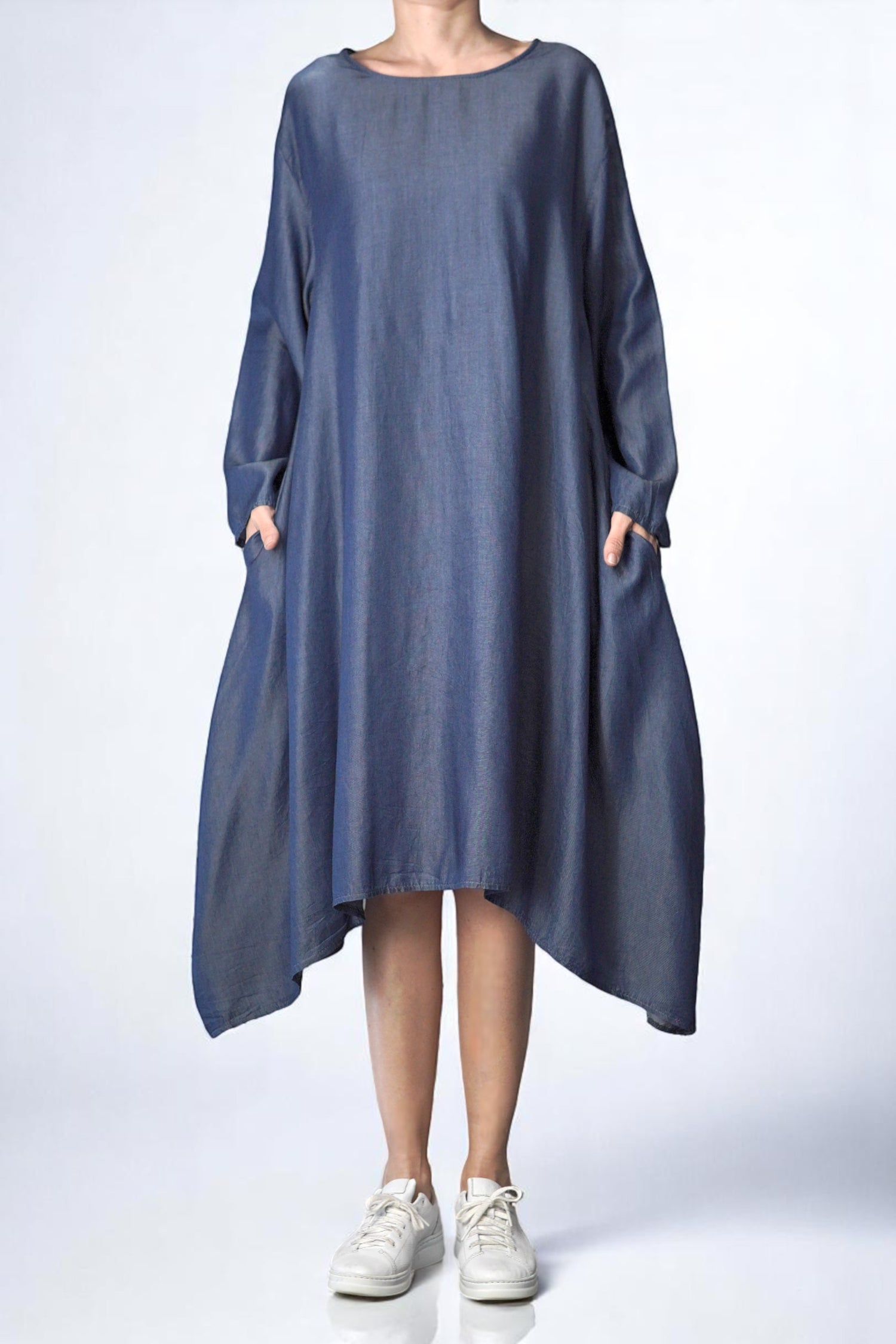 Rochie albastră asimetrică din Tencel cu mâneci lungi, croială lejeră și buzunare laterale.