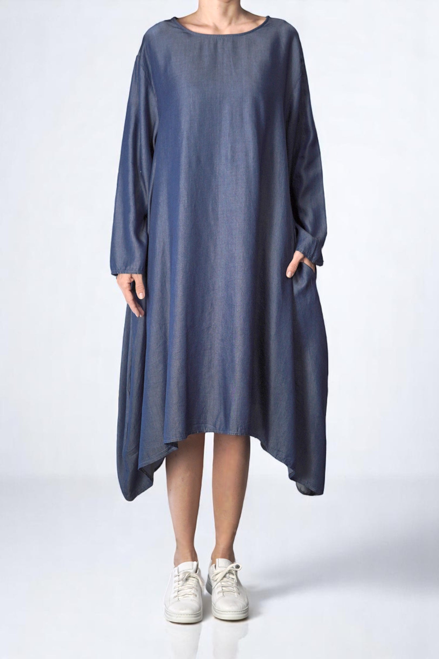 Rochie din Tencel cu croială amplă, văzută din față, cu mâneci lungi și tiv asimetric.