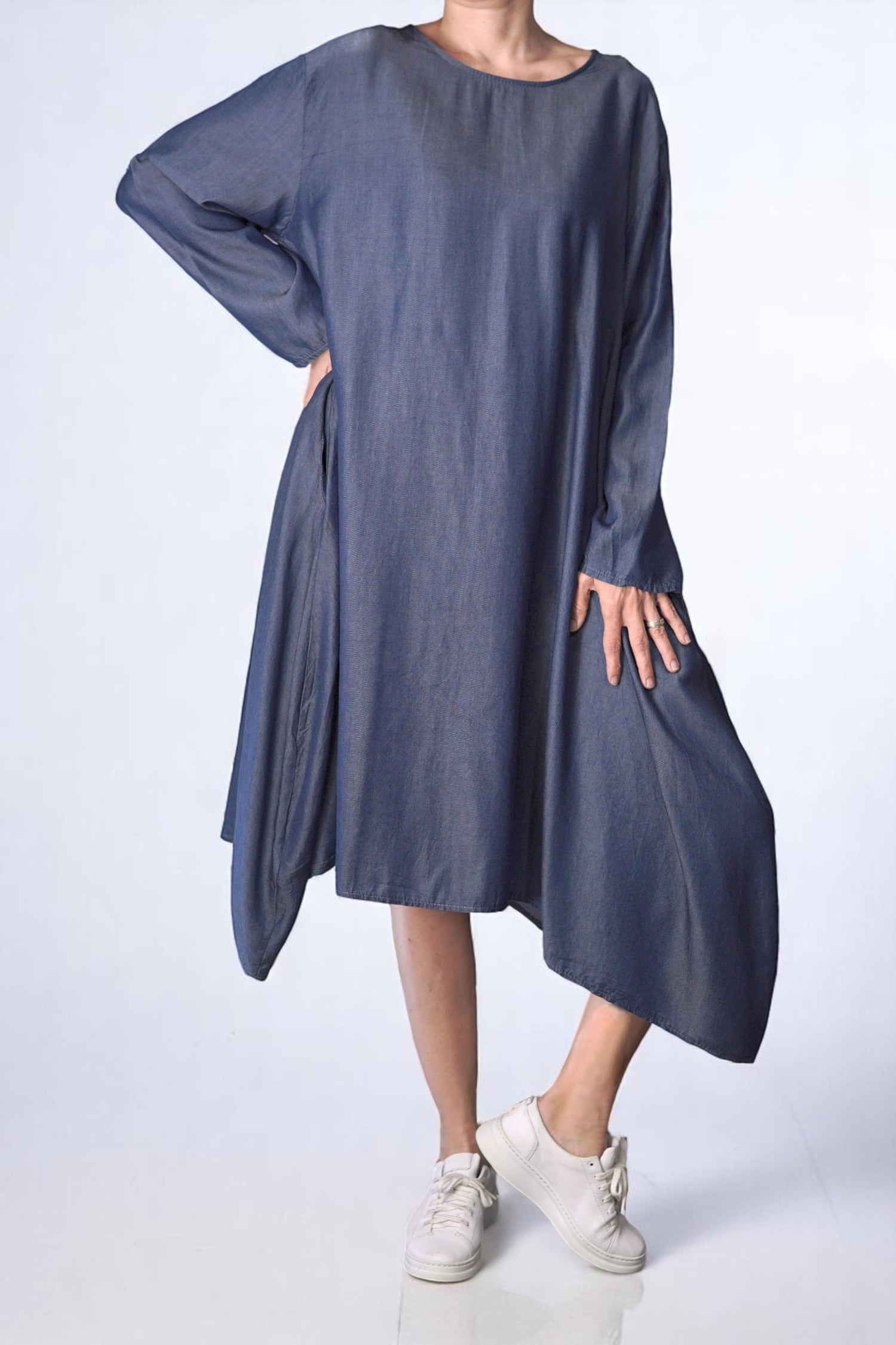 Rochie vaporoasă din Tencel în mișcare, cu tiv în colțuri și mâneci lungi lejere.