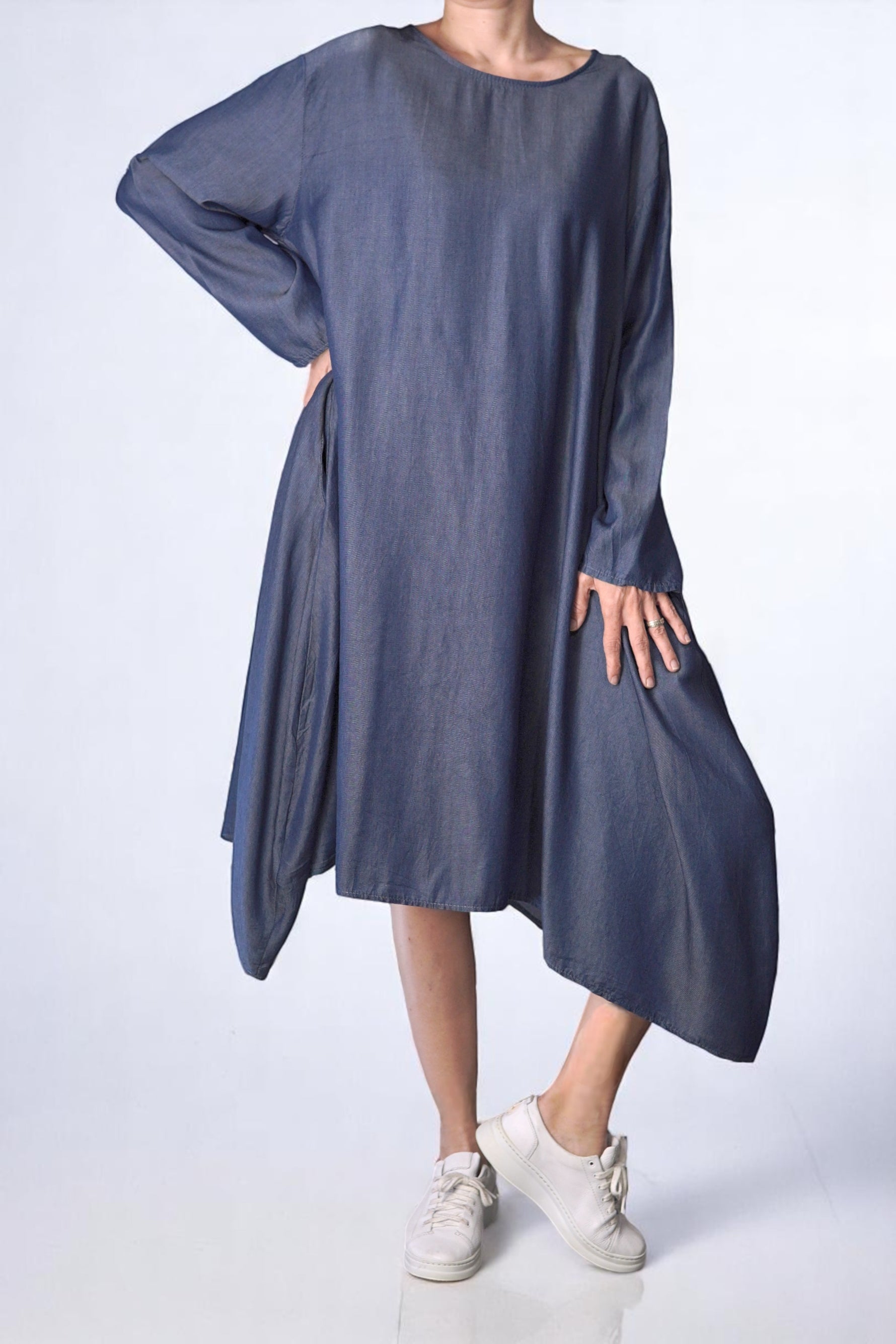 Rochie vaporoasă din Tencel în mișcare, cu tiv în colțuri și mâneci lungi lejere.