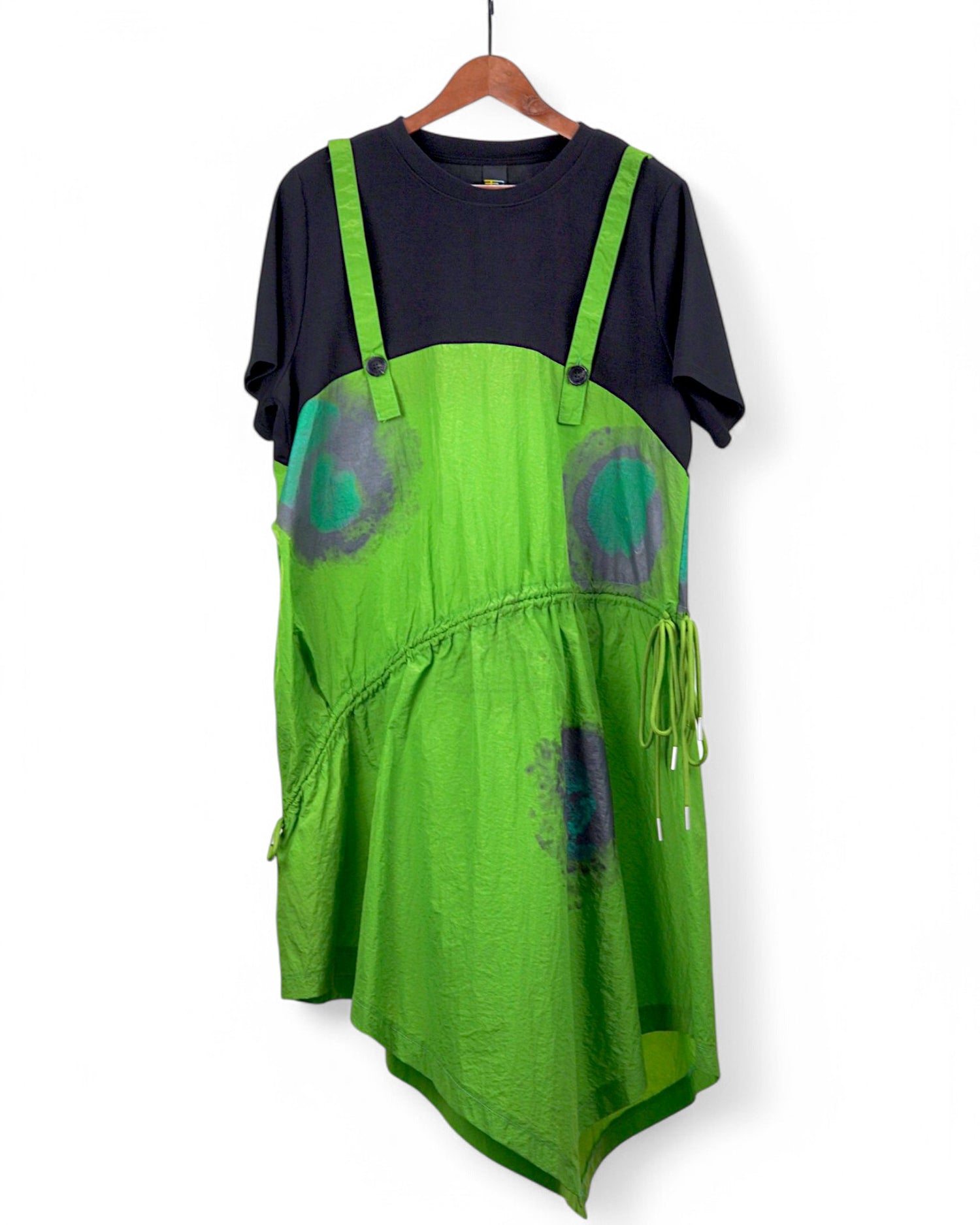 Rochie asimetrică tip salopetă, combinație de negru și verde, bretele cu nasturi și detalii reglabile în talie, brand My Dress