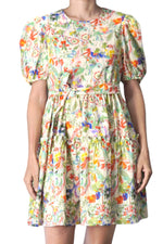 Detaliu de material floral multicolor al unei rochii tip babydoll din bumbac, cu fundă în talie.
