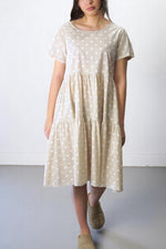 Rochie midi bej cu buline albe, croială baby doll cu mânecă scurtă și volane, din bumbac 100%
