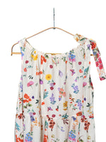 Detaliu fundiță pe umăr și imprimeu floral pe fundal alb al unei rochii babydoll lejere