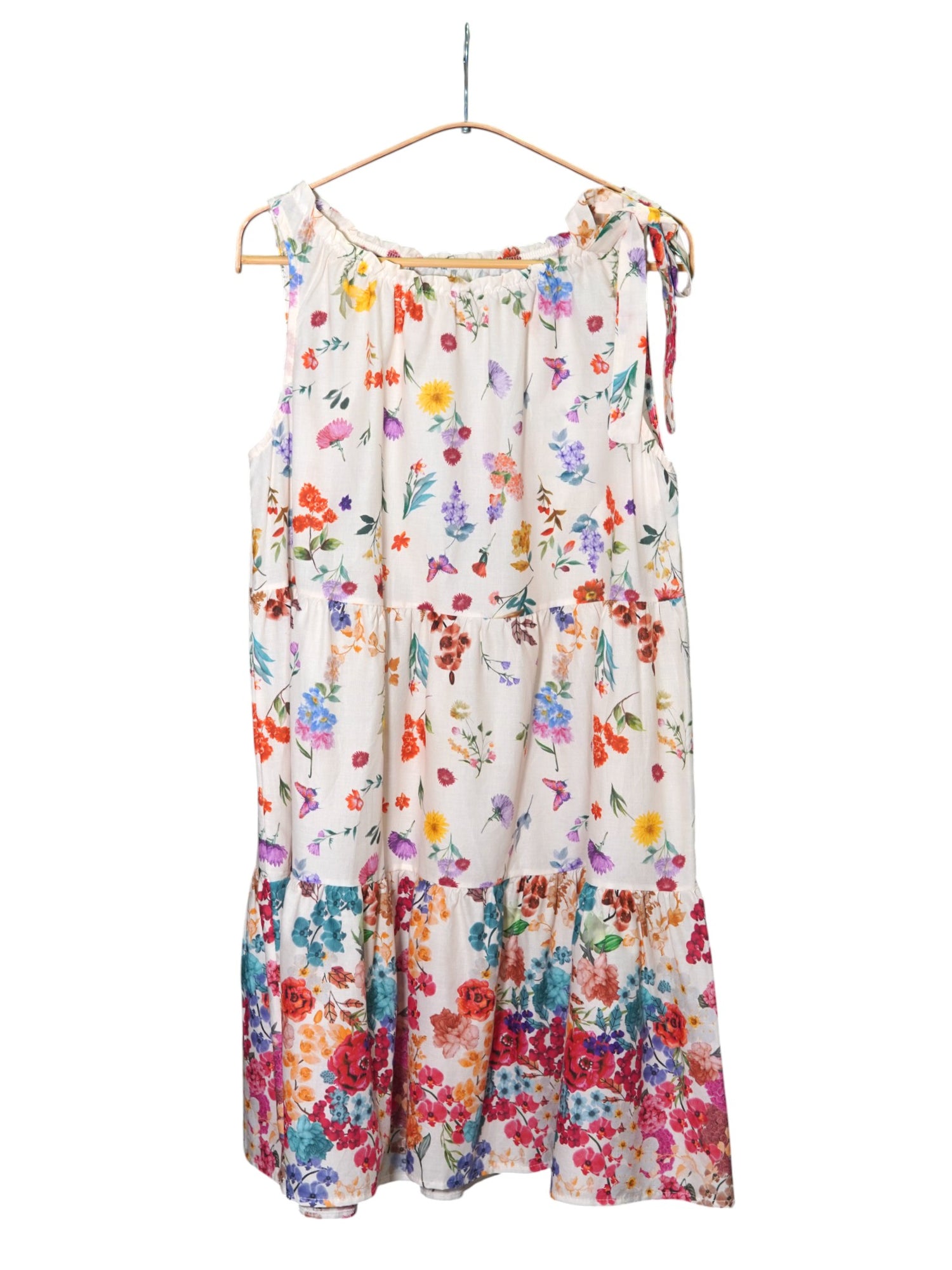 Rochie babydoll albă, fără mâneci, cu imprimeu floral multicolor, cu fundiță delicată pe umăr
