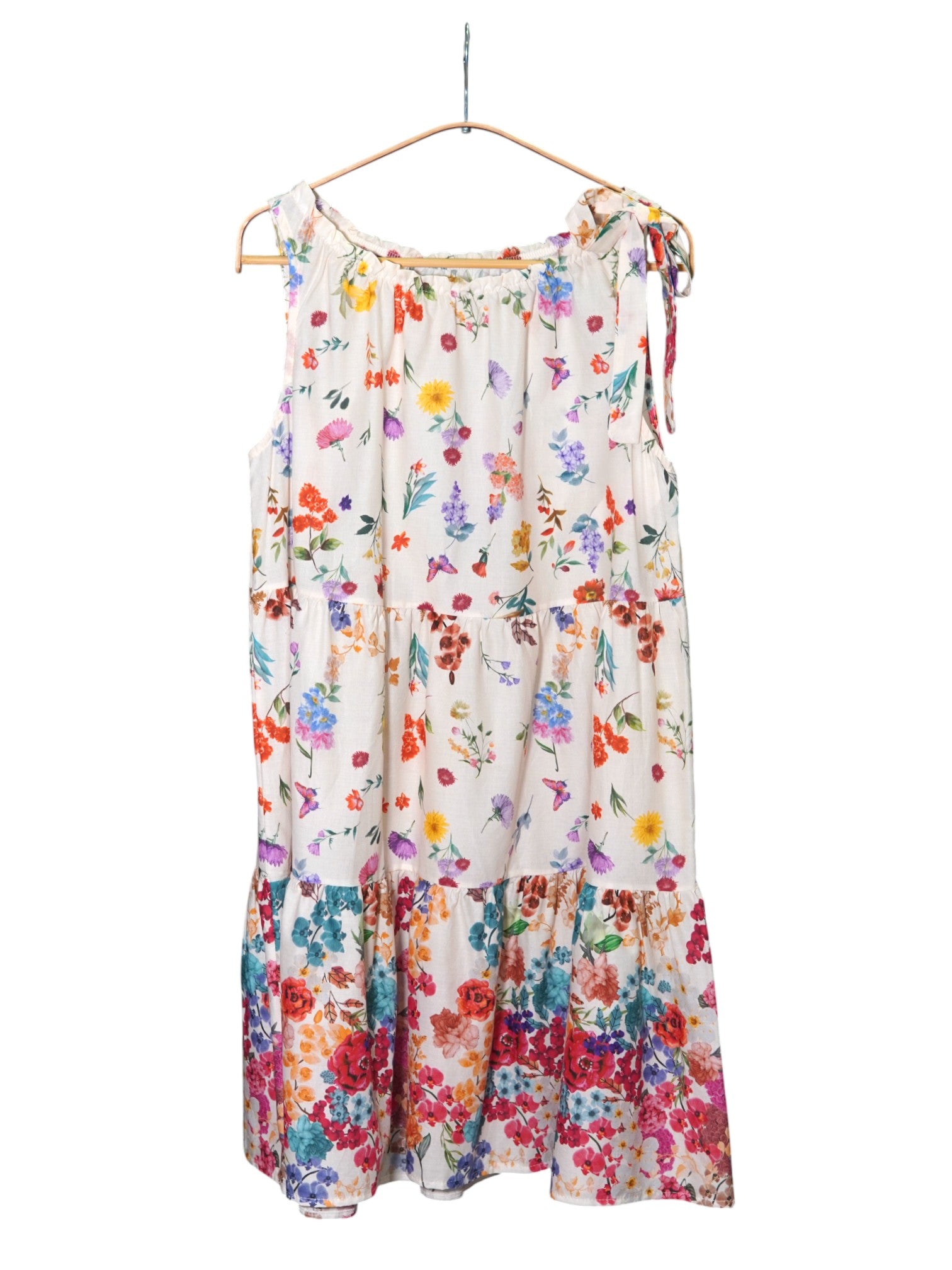 Rochie babydoll albă, fără mâneci, cu imprimeu floral multicolor, cu fundiță delicată pe umăr