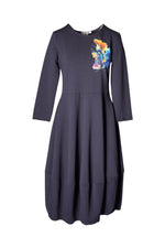Rochie bleumarin Pierino cu mâneci lungi și imprimeu floral colorat în zona bustului, croială în A.