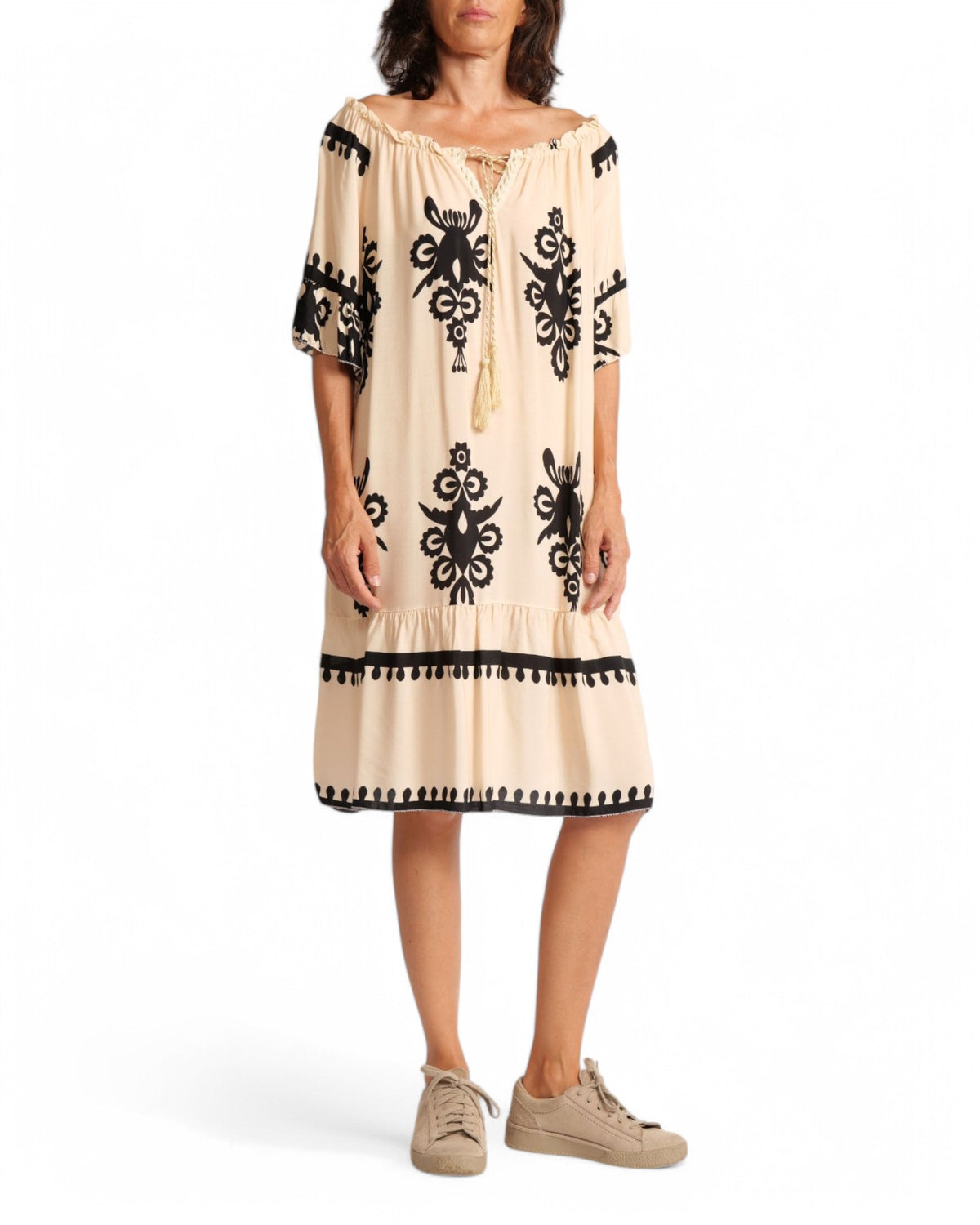 Rochie boho bej cu imprimeuri negre și șnur auriu, croială lejeră și design cu umerii căzuți, fotografiată din față.